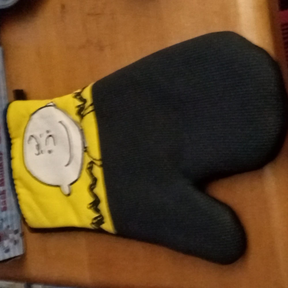 Peanuts Yellow And Black Oven Mitt - NWOT